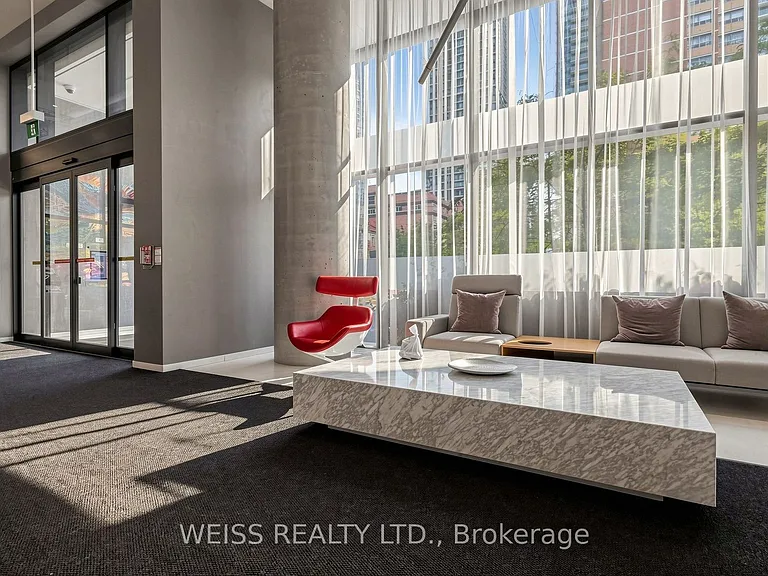 185 Roehampton Ave #520 — Photo 6