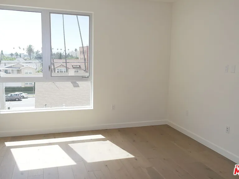 105 S Mariposa Ave #302 — Photo 8