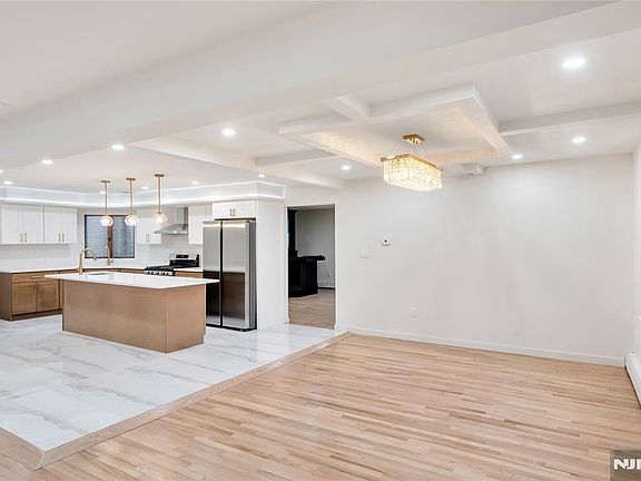 5th image of 468 Morse Ave