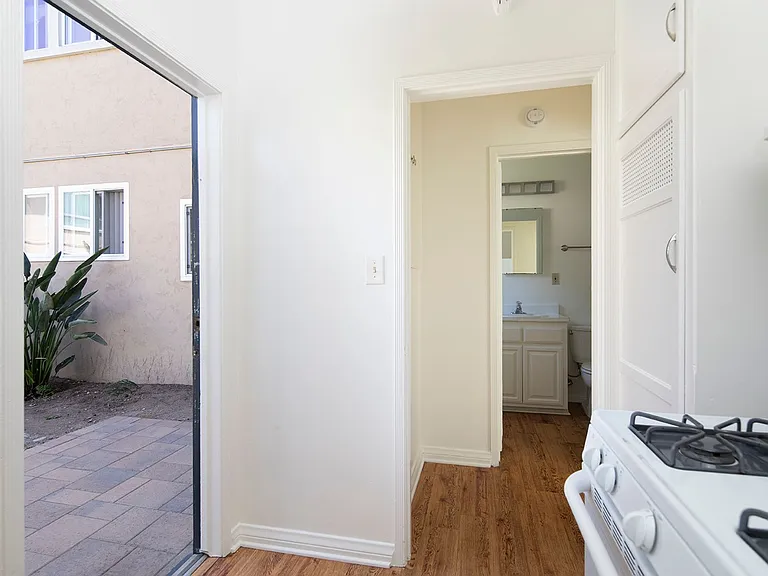 Herschel Apartments — Photo 9