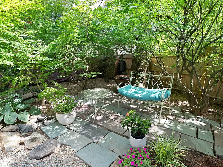 32 Hawthorn St #1 — Photo 43