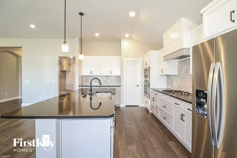 3 bed, 2.0 bath, 2109 sqft, $2,645 — Photo 4