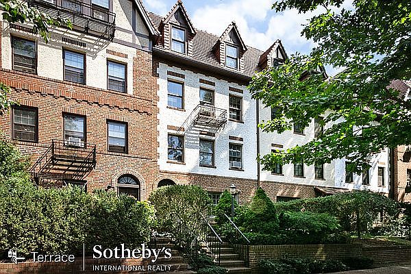 1st image of 154 Burns St #2