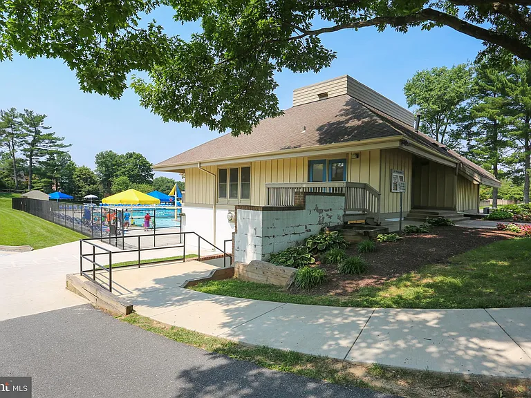 18722 Walkers Choice Rd #4 — Photo 35