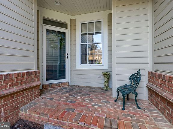 3rd image of 66 Farmview Ln