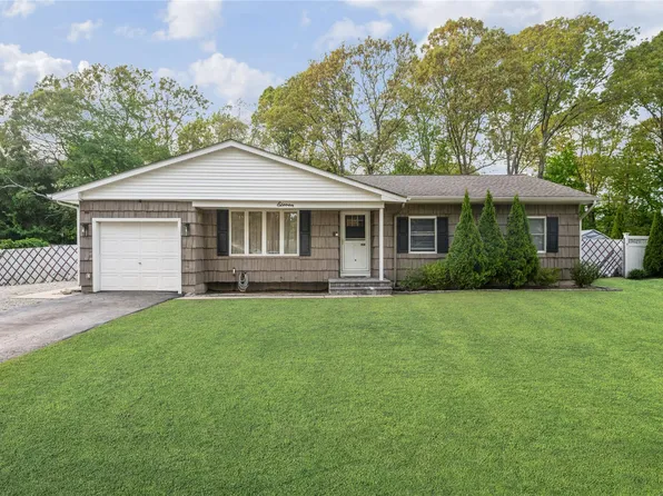 11 Hyde Lane, Coram, NY 11727