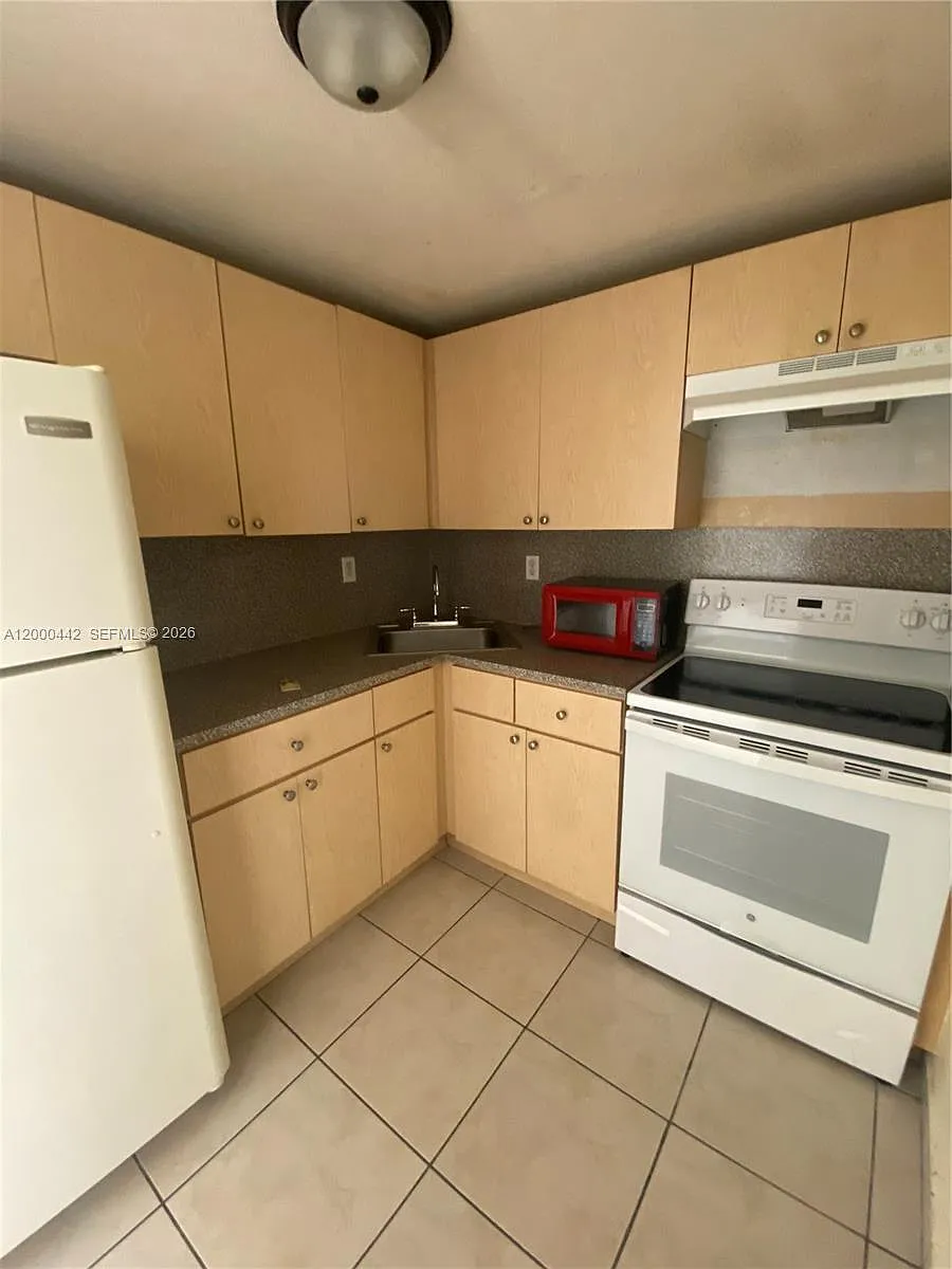 Building Photo - 606 W 81st St #307