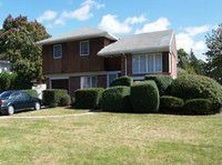 55 Marilynn St, East Islip, NY 11730