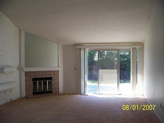 Living room w/fireplace