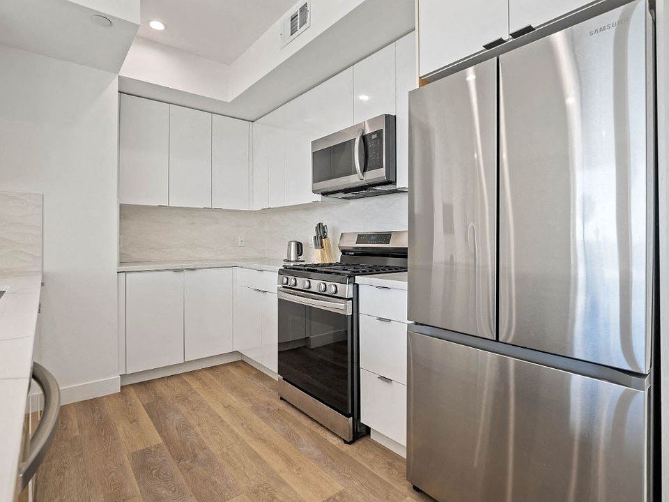 4804 Oakwood Digitally Staged Kitchen