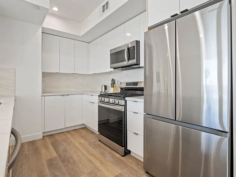 4804 Oakwood Digitally Staged Kitchen