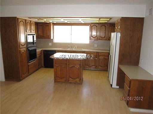 4th image of 2713 Castlewood Dr