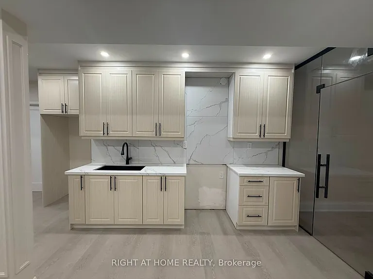 2 Chesney Cres #A — Photo 2