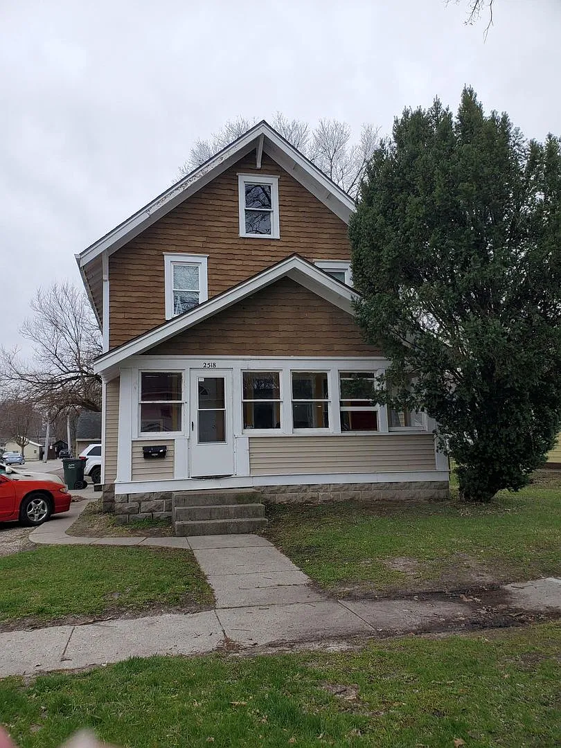 2518 Knapp — Photo 1