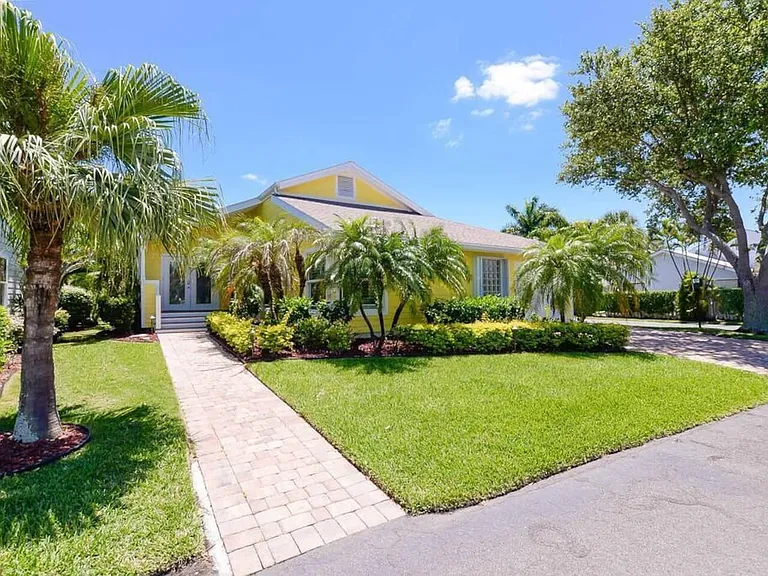 4031 NE Breakwater Dr — Photo 3