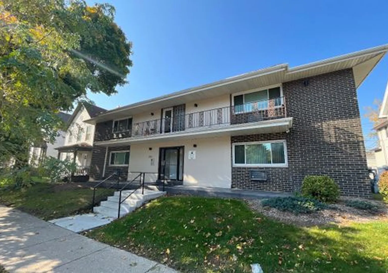 2425 N Oakland Ave — Photo 2