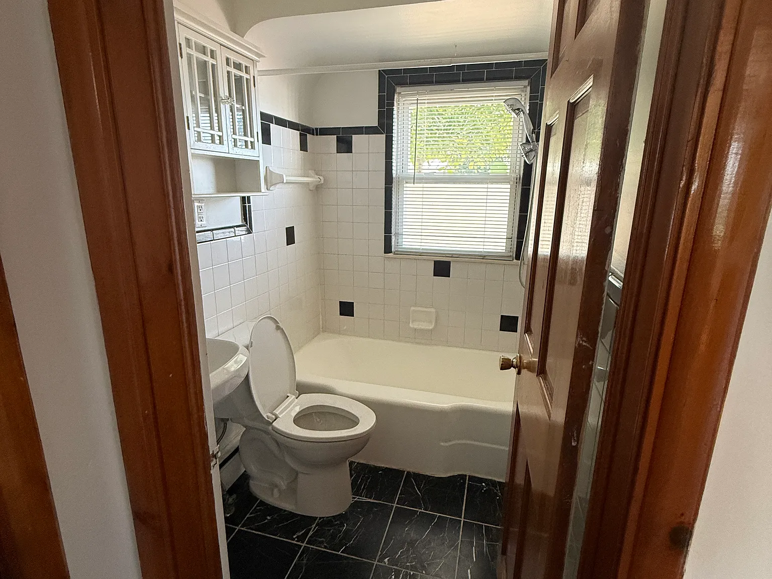 1 bed, 950 sqft, $1,300 — Photo 3