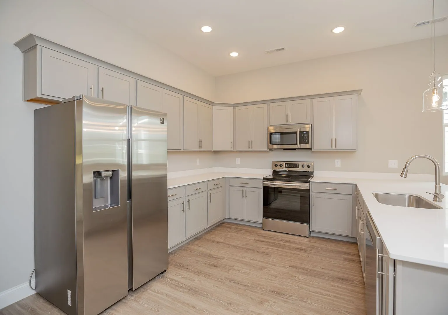 Modern 4 Bedroom Home in Red Bank — Photo 4