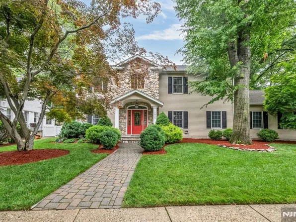 1025 Maple Dr, New Milford, NJ 07646