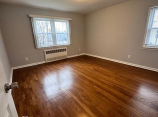 924 Rockaway Ave, Valley Stream, NY 11581