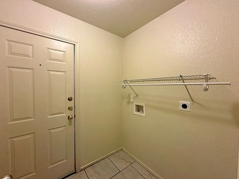 2403 Lavender Ln — Photo 43