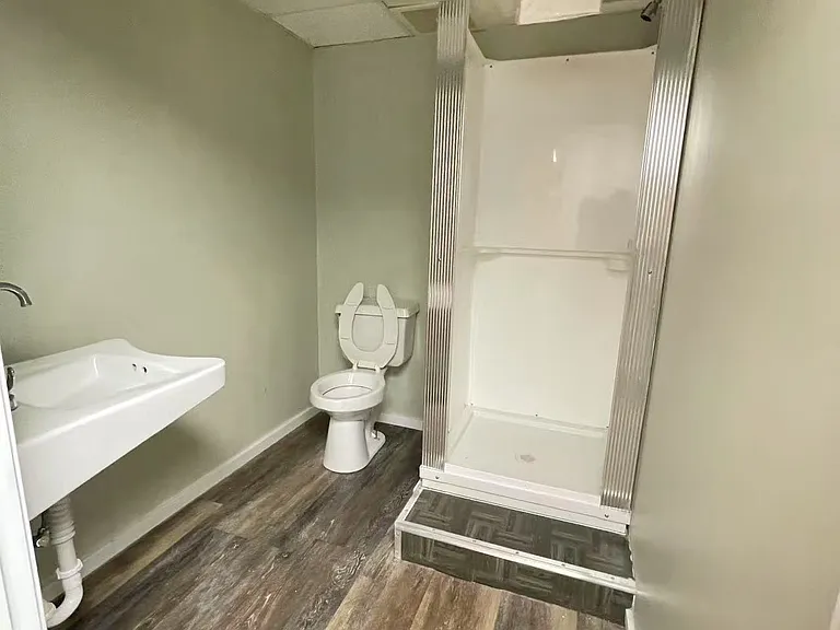 402 W Walnut St — Photo 4