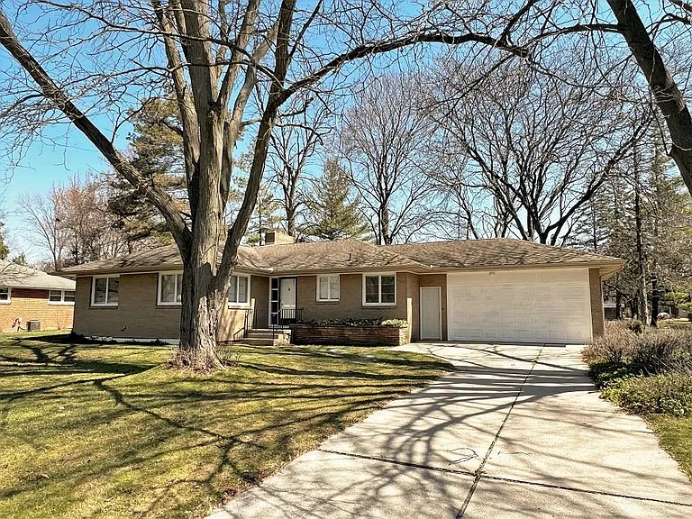 4504 Chatham Dr — Photo 11