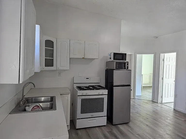 635 E Broadway — Photo 1
