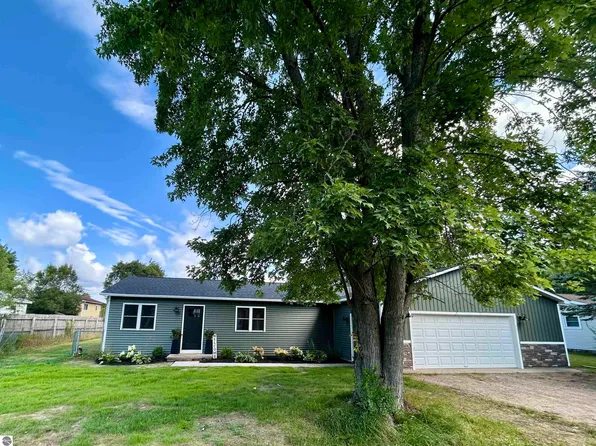 4358 Manor Wood Dr S, Traverse City, MI 49685