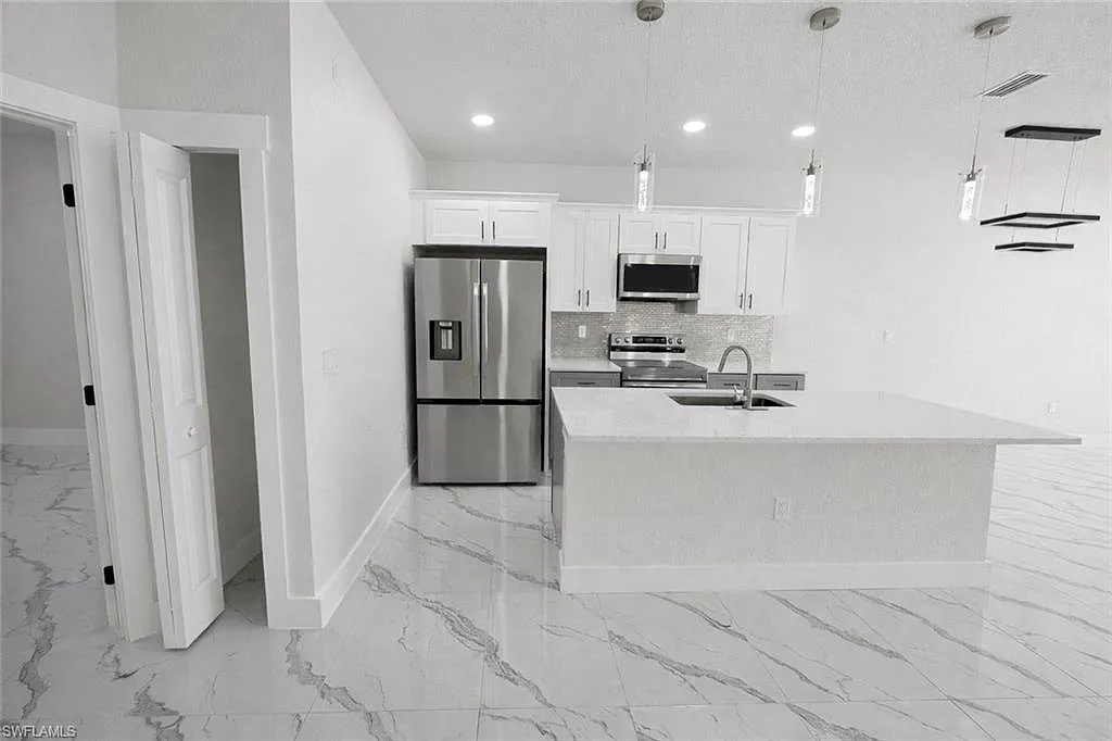 3 bed, 2.0 bath, 1730 sqft, $1,800 — Photo 4