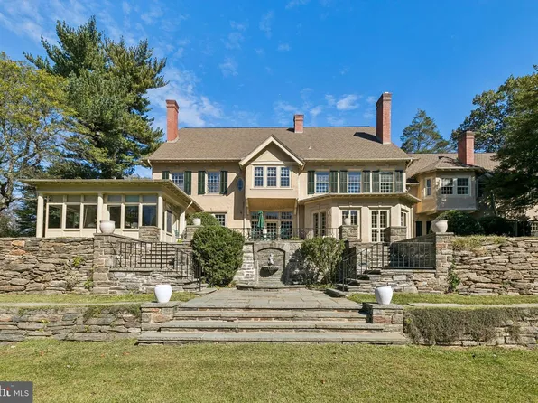 8600 Seminole St, Philadelphia, PA 19118