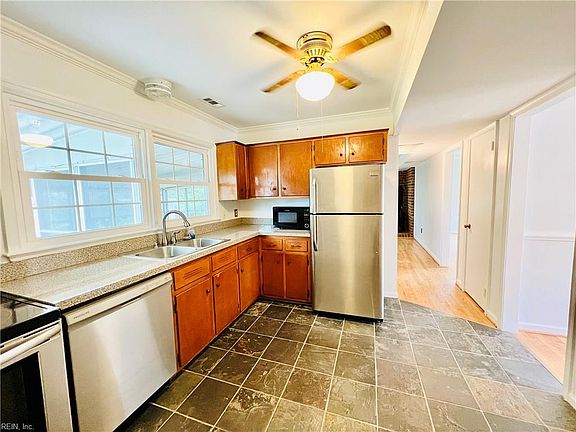 5th image of 203 Fort Worth St