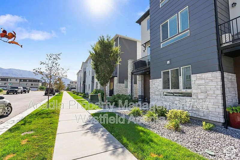 4 bed, 4.0 bath, 2050 sqft, $2,200 — Photo 4