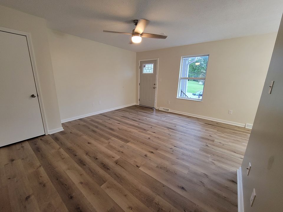 1st image of 124 Topfield Rd #1