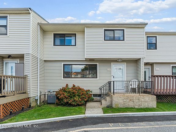 2nd image of 439 Willow Rd E #1