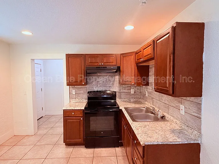 316 W Columbus Dr #A — Photo 3