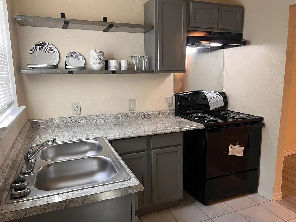 922 Wells St — Photo 2
