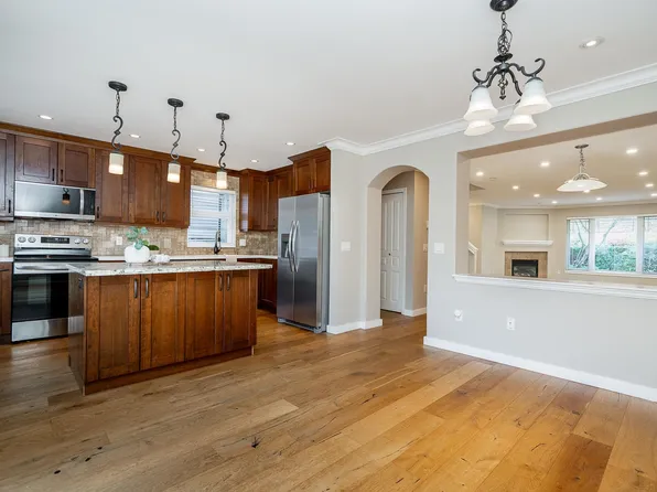 2351 Parkway Blvd #5, Coquitlam, BC V3E 3P2