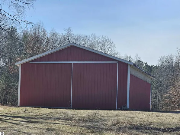 2035 W Ludington Dr, Farwell, MI 48622