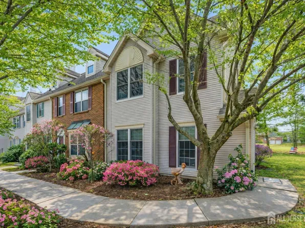 25 Colleen Ct, Kendall Park, NJ 08824