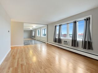 7540 N Ridge Blvd, Chicago, IL 60645