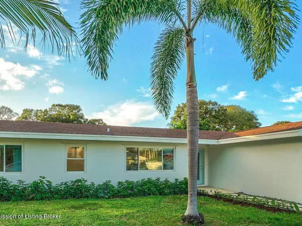 8045 W Lake Dr, Lake Clarke Shores, FL 33406