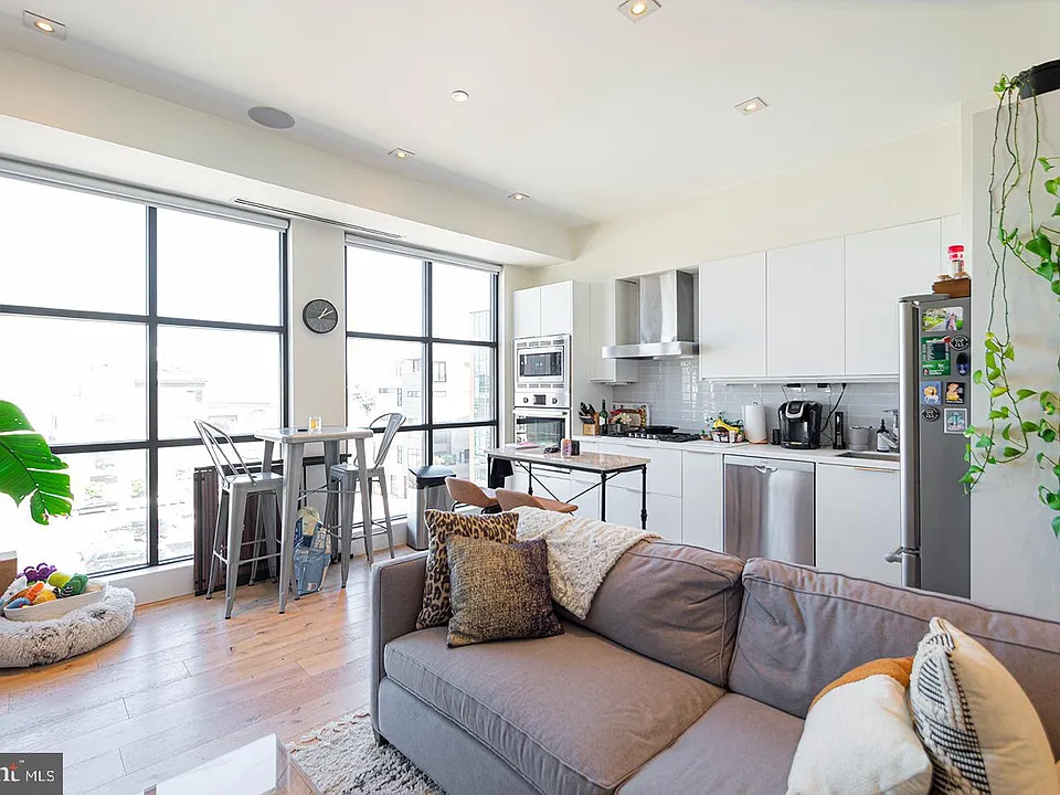 240 N 2nd St #4W