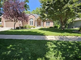 2201 Hillview Dr, Manhattan, KS 66502