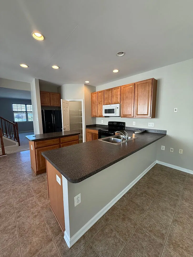 Beautiful End-Unit Townhome 4 Bedrooms, 2 Full Baths & 2 Half Baths — Photo 3