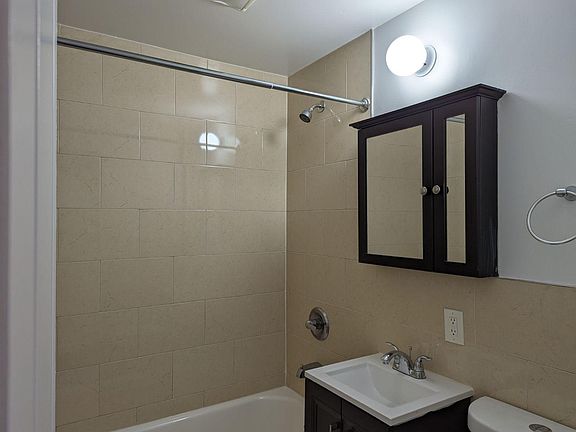5th image of 829 Suffolk Ave APT 11