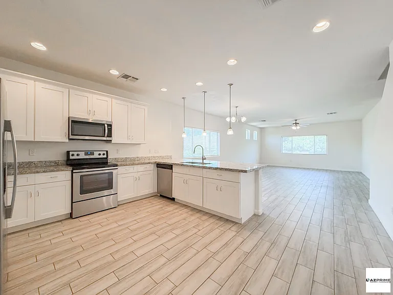 1741 W Pollack St — Photo 10