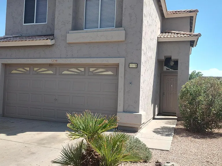 3239 E Kerry Ln — Photo 1