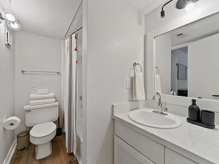 Lakeside Apartments — Photo 34