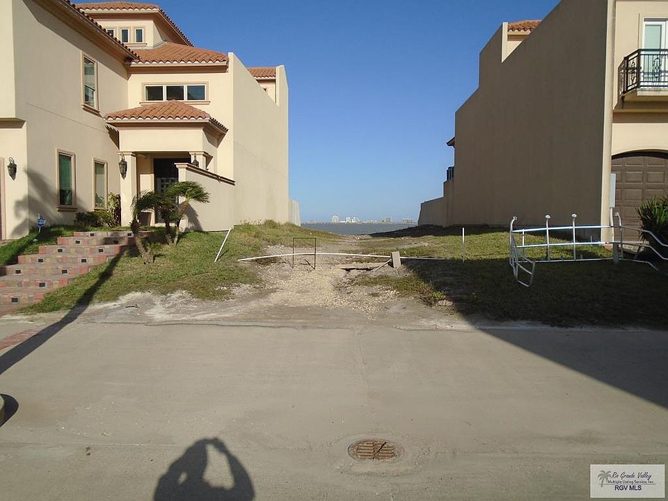 1st image of 7 Queens Point Dr